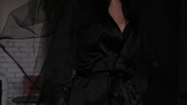 Kız bir karanlık koridorda yürüyüş