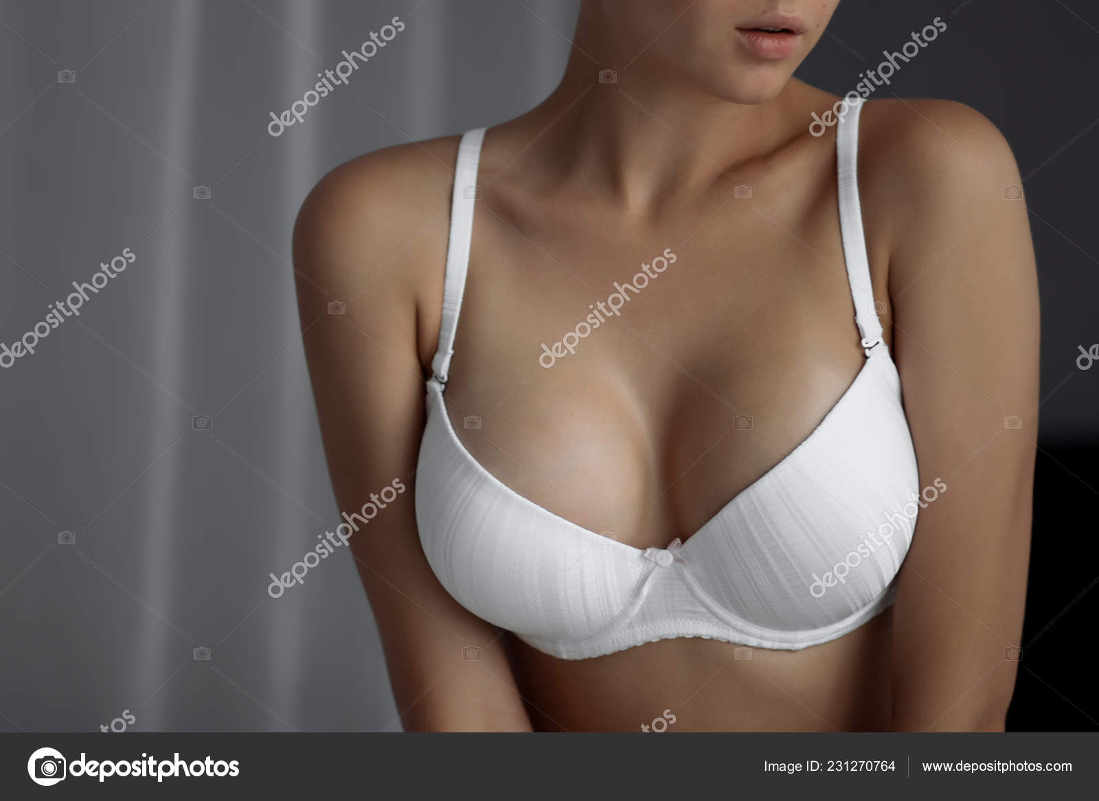 Chica Con Pechos Grandes Lencer a Blanca fotograf a de stock