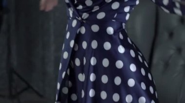 Uzun kahverengi saçlı bir ışık gri stüdyo arka plan üzerinde giyen genç güzel kadın dansçı