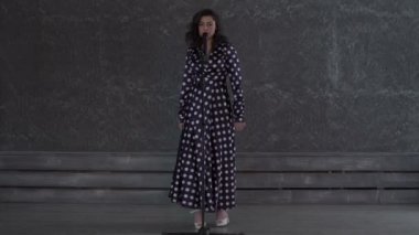 Genç ve güzel kadın şarkı mikrofon