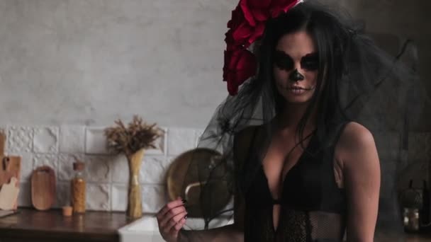 Štíhlá dívka v Průsvitný šátek, tělo umění kostru pro Halloween — Stock video