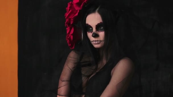 Ragazza snella in uno scialle traslucido, scheletro di body art per Halloween — Video Stock