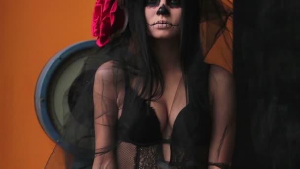 Стройная девушка в прозрачной шале, скелет для тела на Хэллоуин — стоковое видео