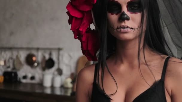 Menina esbelta em um xale translúcido, esqueleto de arte corporal para o Halloween — Vídeo de Stock