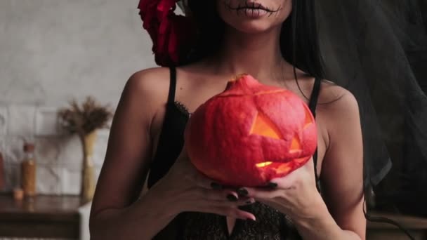 半透明のショール、ハロウィーンの身体芸術スケルトンで細身の女の子 — ストック動画
