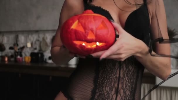 Chica delgada en un chal translúcido, esqueleto de arte corporal para Halloween — Vídeos de Stock