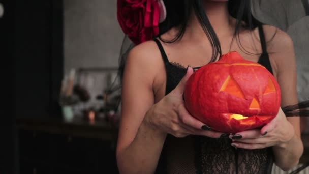 Karcsú lány egy átlátszó kendőt, body art csontvázat Halloween — Stock videók