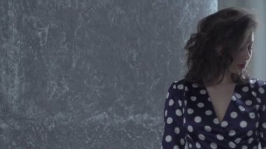 Şarkı söyleyen güzel seksi kız