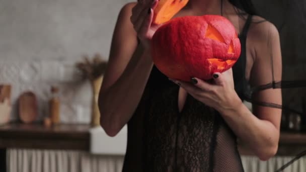 Slanke meisje in een doorschijnende sjaal, body art skelet voor Halloween — Stockvideo
