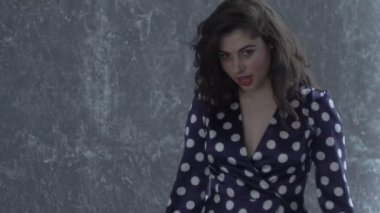 Şarkı söyleyen güzel seksi kız