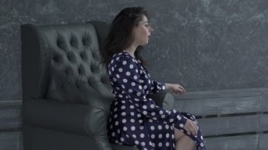 Şarkı söyleyen güzel seksi kız