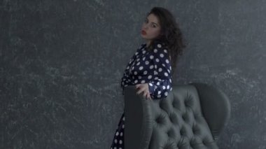 Şarkı söyleyen güzel seksi kız