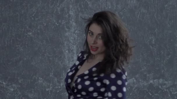 Şarkı söyleyen güzel seksi kız — Stok video