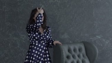 Şarkı söyleyen güzel seksi kız