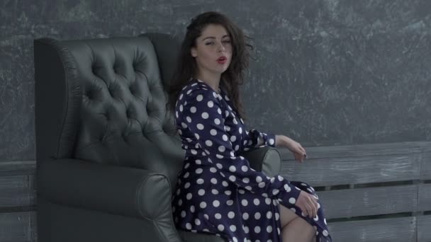 Şarkı söyleyen güzel seksi kız — Stok video
