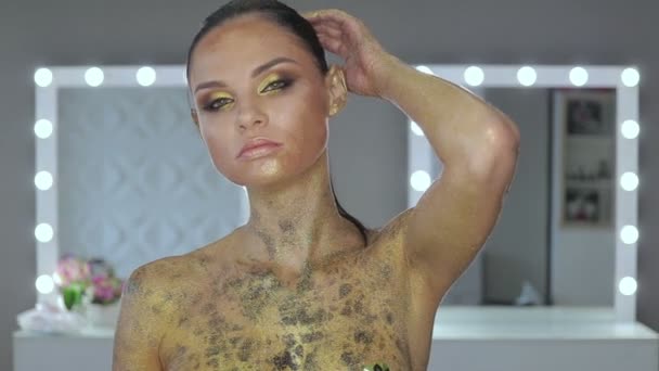 Frau mit Körperkunst hält Schlange — Stockvideo