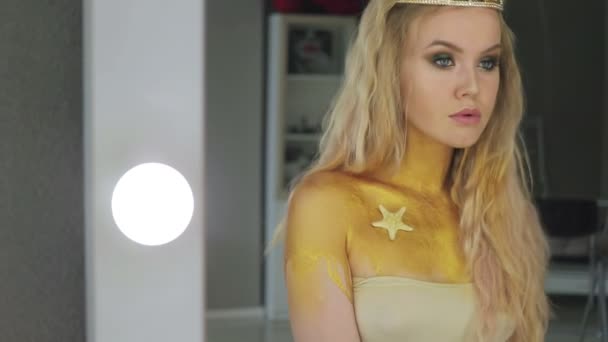 Frau mit blonden Haaren und blauen Augen im Spiegelzimmer — Stockvideo