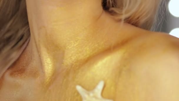 ミラー ルームで青い目とブロンドの髪の女性 — ストック動画
