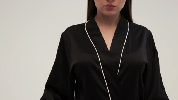 Сексуальна дівчина показує свої груди — стокове відео