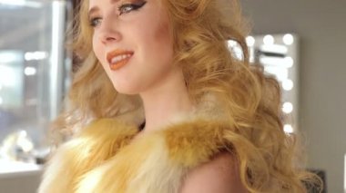 Moda makyaj. Kadın renkli makyaj ve vücut sanatı ile