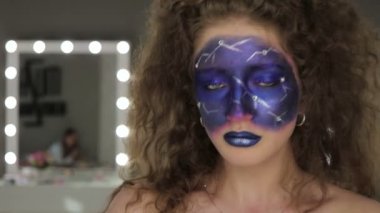 Moda makyaj. Kadın renkli makyaj ve vücut sanatı ile