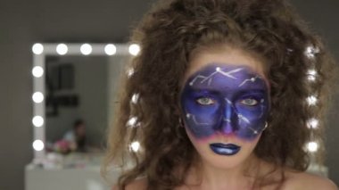 Moda makyaj. Kadın renkli makyaj ve vücut sanatı ile.