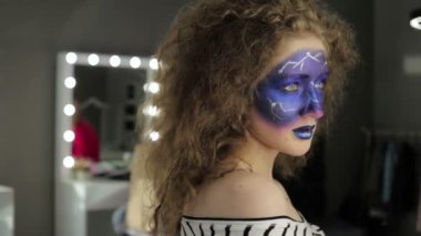 Moda makyaj. Kadın renkli makyaj ve vücut sanatı ile