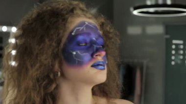 Moda makyaj. Kadın renkli makyaj ve vücut sanatı ile