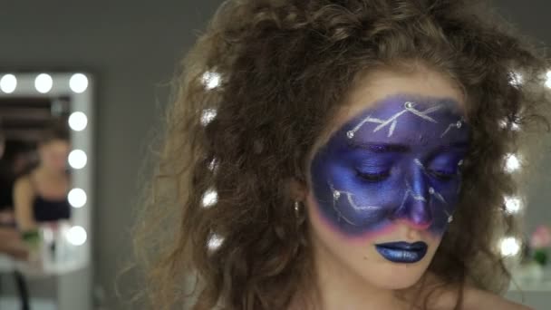 Maquiagem de moda. Mulher com maquiagem colorida e arte corporal — Vídeo de Stock