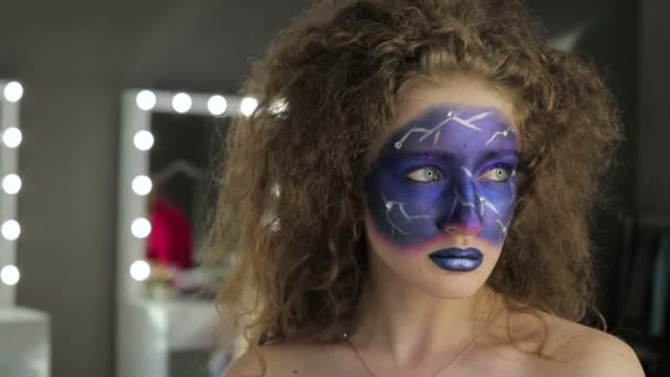 Mody makijaż. Kobieta z kolorowymi sztuki makijażu i ciała — Wideo stockowe