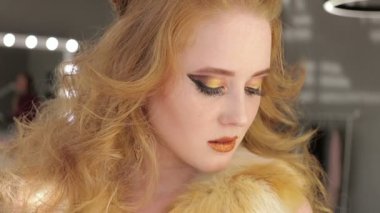 Moda makyaj. Kadın renkli makyaj ve vücut sanatı ile