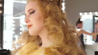 Moda makyaj. Kadın renkli makyaj ve vücut sanatı ile