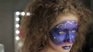 Moda makyaj. Kadın renkli makyaj ve vücut sanatı ile