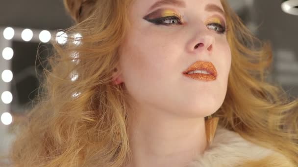 Maquiagem de moda. Mulher com maquiagem colorida e arte corporal — Vídeo de Stock