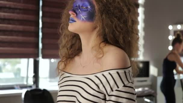 Mode makeup. Kvinna med färgglada makeup och body art — Stockvideo