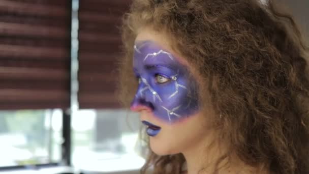 Mode make-up. Vrouw met kleurrijke make-up en body art — Stockvideo