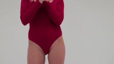 Güzel seksi ince kadın beyaz arka plan üzerinde
