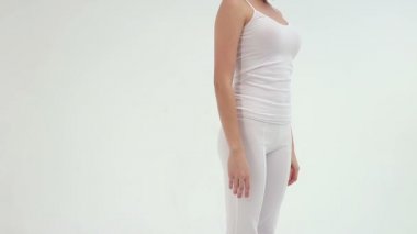 Genç Sevimli atletik spor kadın egzersiz mat beyaz arka plan, yan köprüde yapıyor.