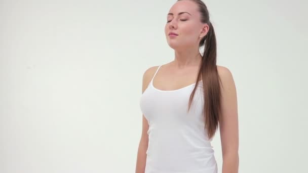Fitness sportoló nő fehérbe öltözött sportruházat előad egy gyakorlás híd egyik lábát felemelte — Stock videók