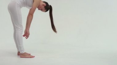 Genç Sevimli atletik spor kadın egzersiz mat beyaz arka plan, yan köprüde yapıyor.