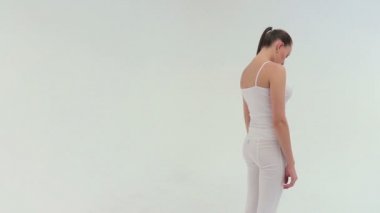 Genç Sevimli atletik spor kadın egzersiz mat beyaz arka plan, yan köprüde yapıyor.