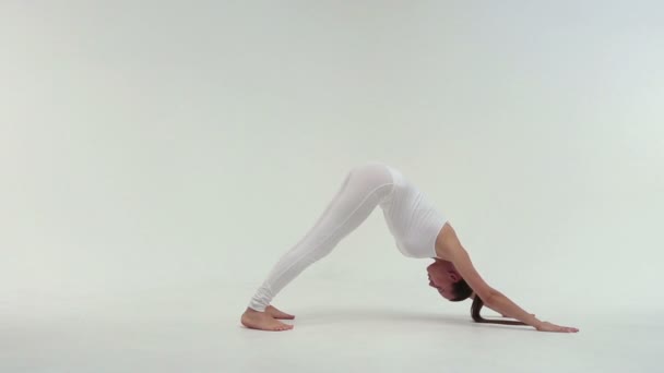 热身练习。迷人的运动的女人躺在垫子上, 腿放在膝盖上, 抬起她的背 — 图库视频影像