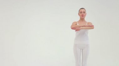 Isınma egzersizleri. Çekici sportif kadın mindere diz ve kaldırma uo bacak ile onu geri yatıyor