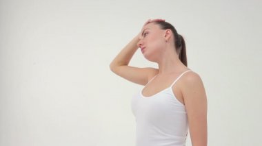 Isınma egzersizleri. Çekici sportif kadın mindere diz ve kaldırma uo bacak ile onu geri yatıyor