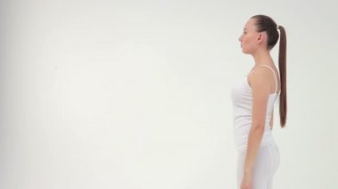 Güzel kız iç çamaşırı beyaz arka plan üzerinde poz kahverengi saçlı