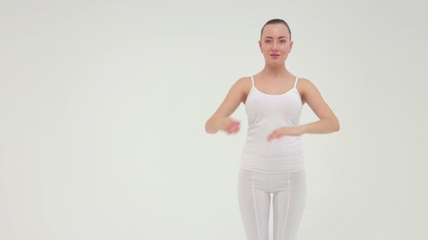 Close-up van vrij fit meisje met bruinharige en naakt make-up dragen — Stockvideo