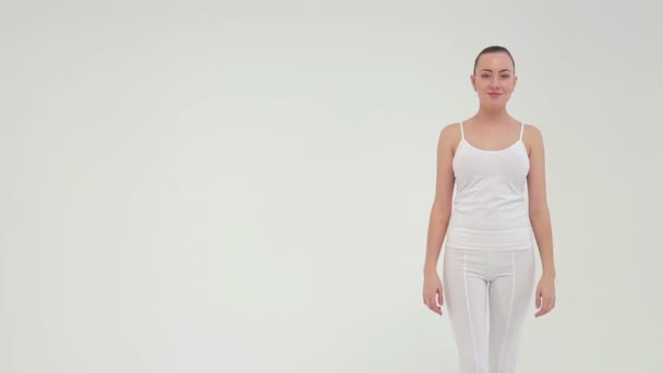 Krásná dívka hnědovlasá na prádlo pózuje na bílém pozadí — Stock video