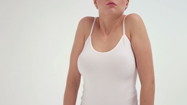Фітнес-спортсменка одягнена в білий спортивний одяг виконує вправи міст, піднімаючи ногу вгору — стокове відео