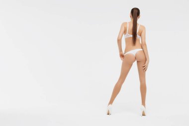 Kusursuz bir beden genç kadın seksi iç çamaşırı beyaz bir arka plan üzerinde