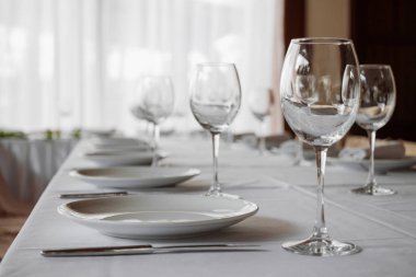 Güzel gözlük masa ışık üzerinde arka plan beyaz.